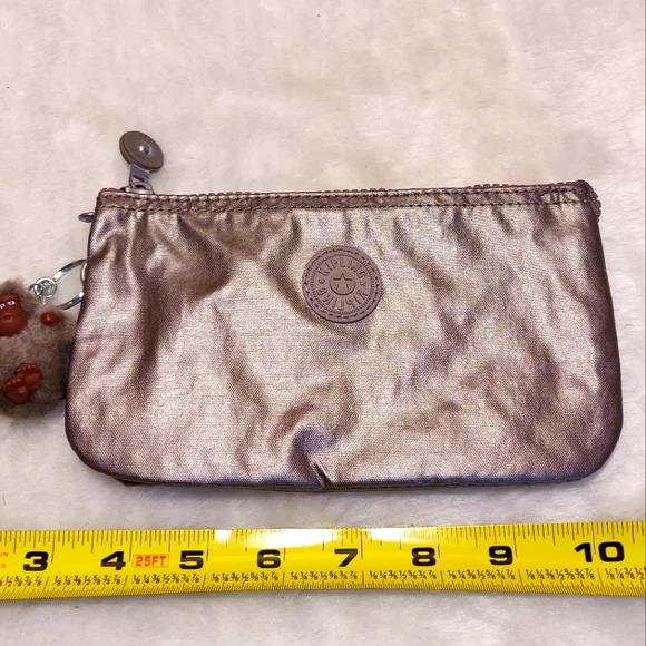 Kipling clutch discount